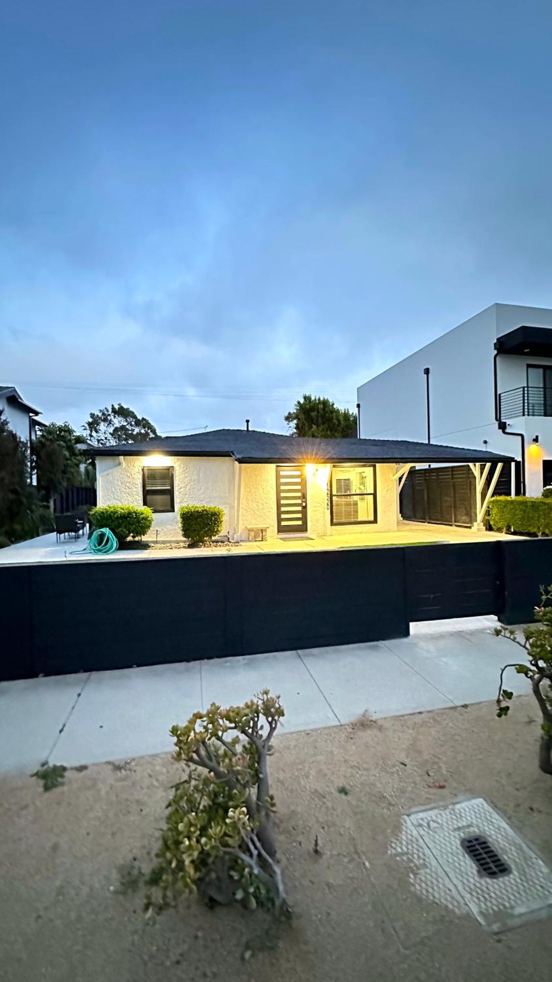 Modern Stylish &cozy Right Unit Los Angeles